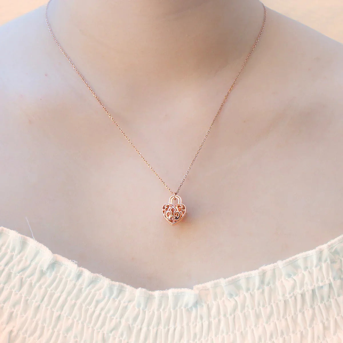 Amrita Court Heart Lock Aroma Necklace + Purify Essential Oil 10ml Pk
