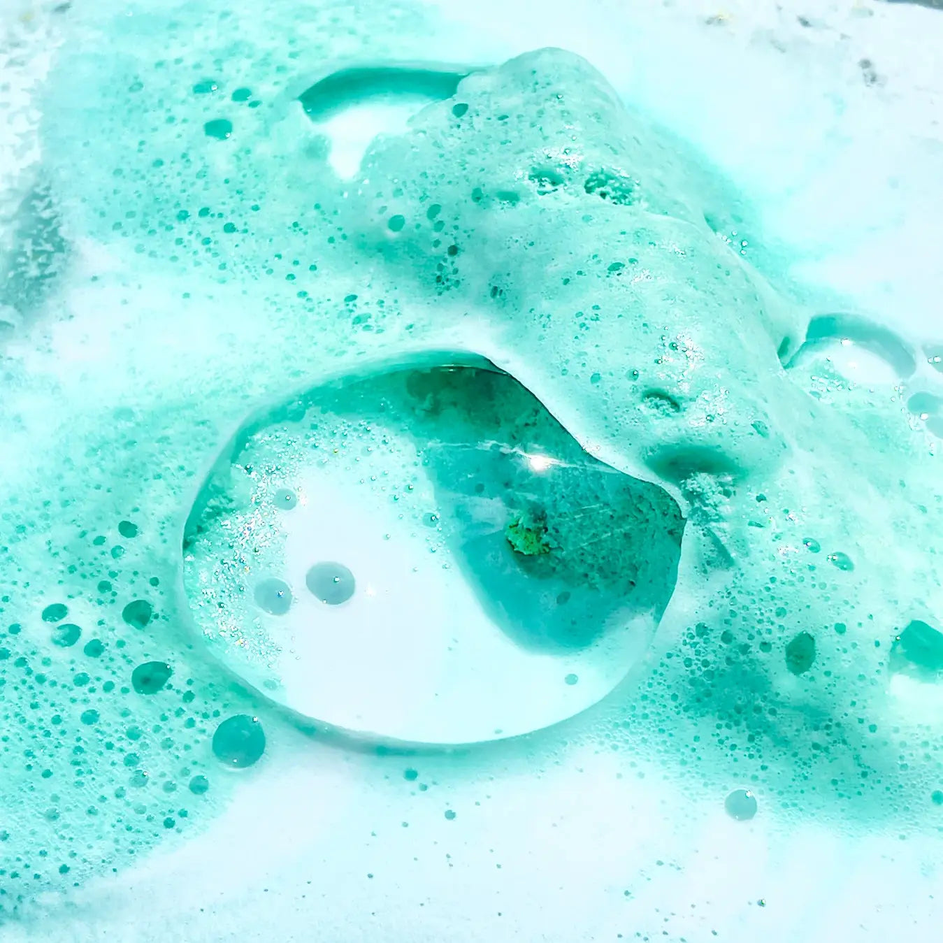 Summer Salt Body Aquamarine Bath Bomb | Lemongrass-The Living Co.